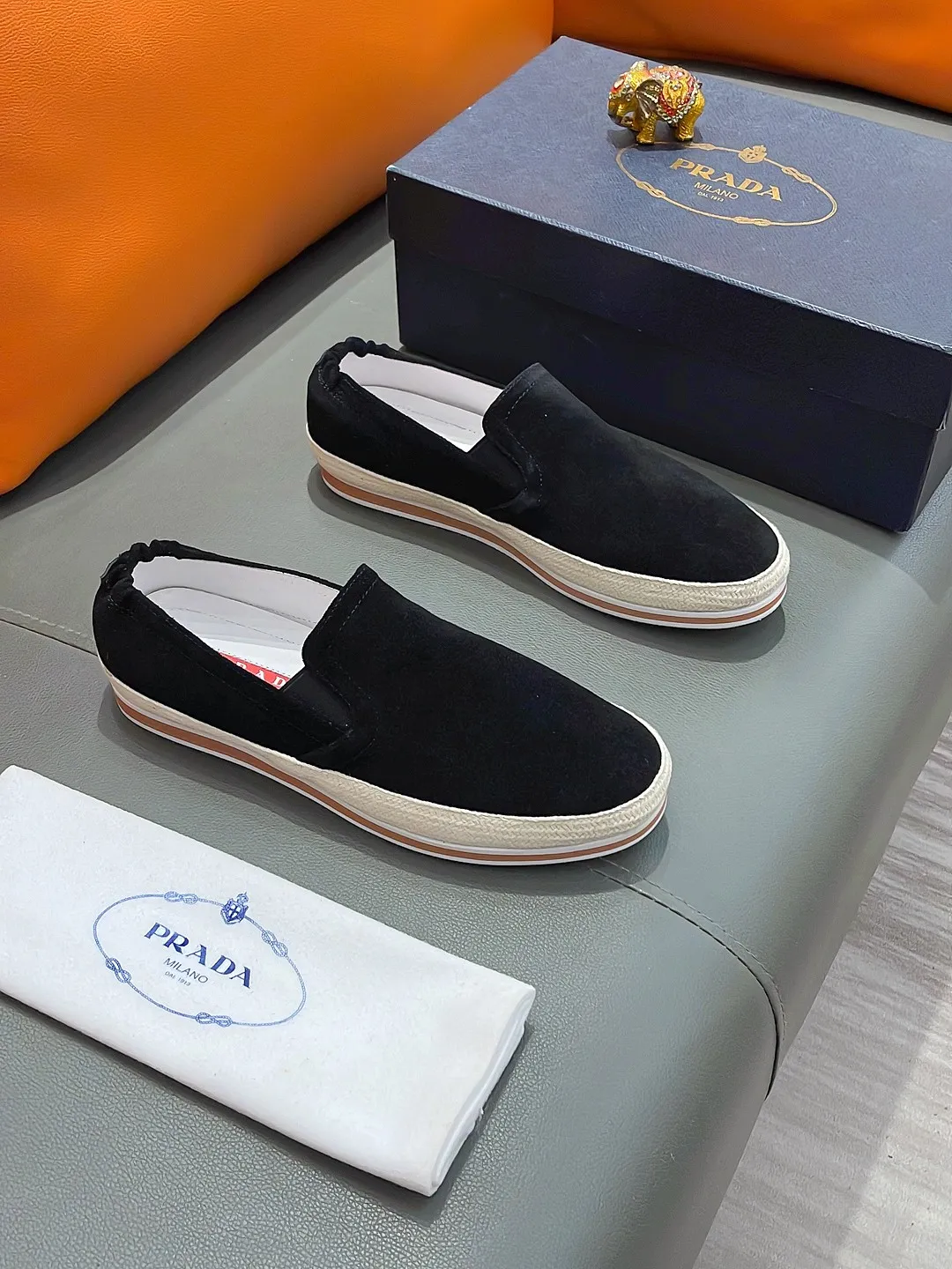 Men's shoes PRADA "Prada" P400 Regular size: 38-44 (slip-on shoes) Product materials: Selected cowhide upper, soft sheepskin foot pads, original factory special outsole.